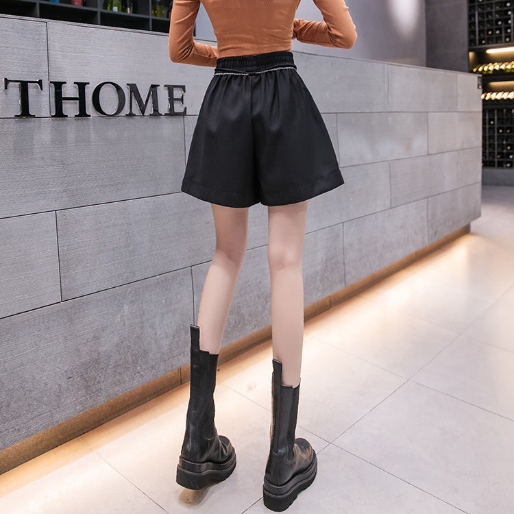 Daria Elastic Waistband Shorts With Decorative Chain