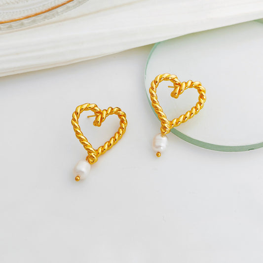 Donna Heart Shaped Pearl Earrings