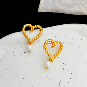 Donna Heart Shaped Pearl Earrings